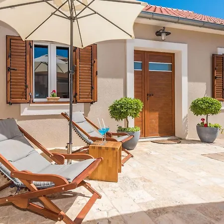 Ferienhaus Holiday Lukica *